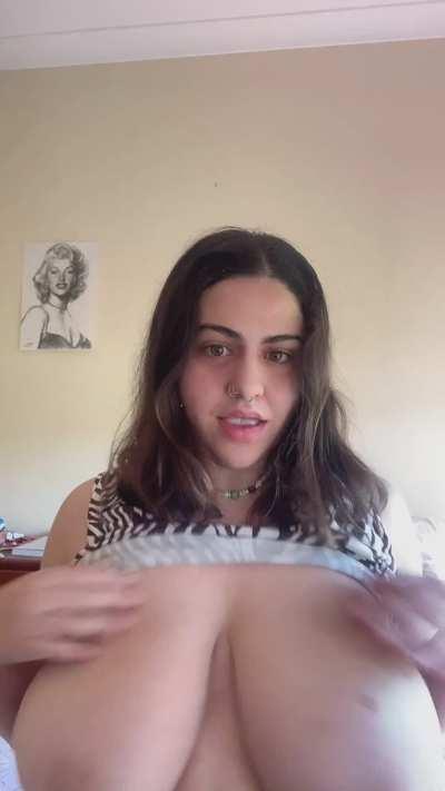 Busty Arab seductive curves ;)