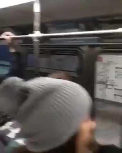 Pegar metrô não é que nem ônibus não (sim, o vídeo não tem áudio)