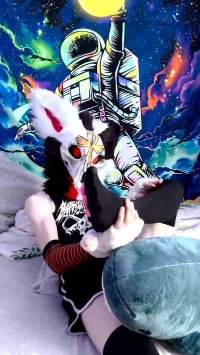 Need a good puppy to serve my paws >:3