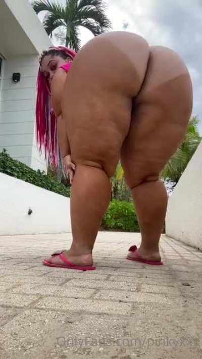 WISH THAT WAS ME WALKING BY 😍