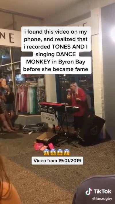Tones & I singing 'Dance Monkey' as a busker in Byron Bay before she became mega famous.