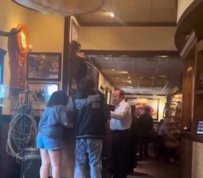 Woman who left without paying forgot her purse and came back for it, the manager refused to give it back until she paid her bill