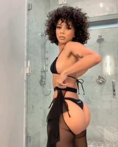 Ass cheeks are unmatched.