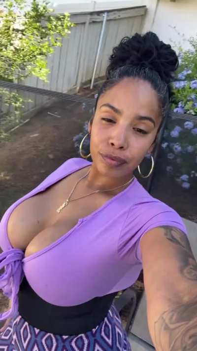 She know what she doin'