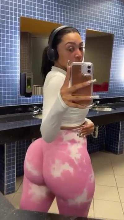 All that azzz, gimme dattt