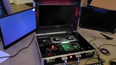 А ну-ка отдавай свой чемоданчик!