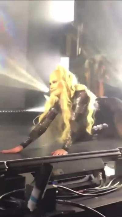 Iggy Azalea just throws ass on stage, she doesn't even have a microphone lmao