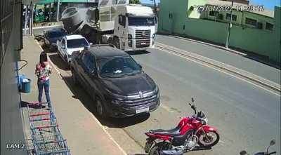 The problem isn't that the load wasn't secured. It's the speed he took the corner. Those straps damn near exploded.