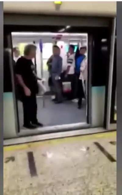 American tourist breaks up fight between two Chinese passengers