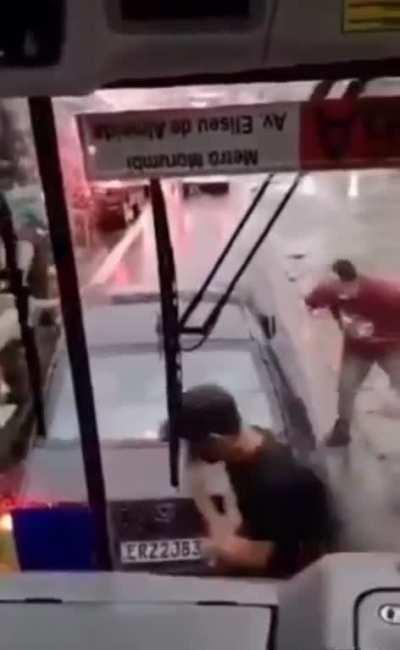 Civic owner tries to block bus over fight with driver, ends up getting instant justice by infuriated passengers