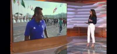 Eric Faria empurra torcedor que queria aparecer em entrada ao vivo. Como diria Capitão Nascimento: Já Avisei Que Vai Dar Merda Isso. Agora no Redação ele pediu desculpa e disse que não fez de forma agressiva. Que foi apenas um susto.