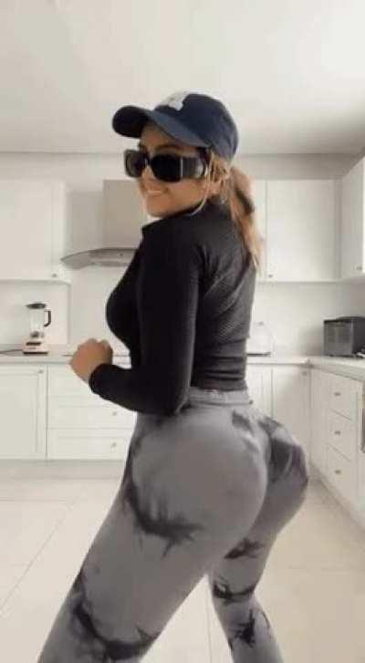 Ricoo!!! Como mueve ese culo!! Tan rico 🤤🤤🥵🥵👅👅🔥🔥💦💦