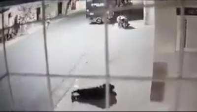 Rosario: el momento en que disparan y matan al policía en la puerta de un hospital