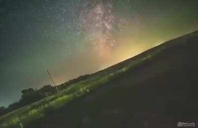 La ROTATION DE LA TERRE visible dans cette vidéo de l'astrophotographe Aryeh Nirenberg alignant la caméra sur l'étoile polaire. Une photo toutes les 12 secondes pendant 3 heures.