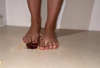 Watch me crush these sweets 🍪-dm for full clip