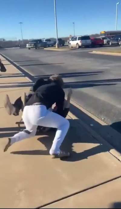 Guy Fight - Man Receives Vicious Beating From Opponent After Getting Approached 1v1 Fight