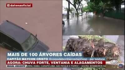 Jeep driver tought he could go thru a flood on live TV