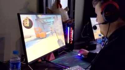 ZywOo mouse grip in action