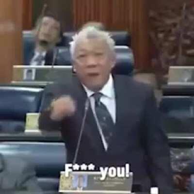 Ele sabe falar inglês (●__●)