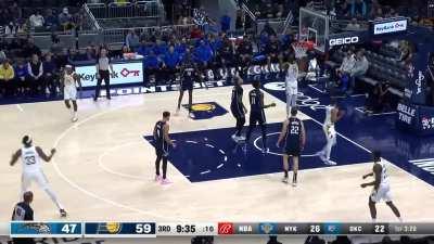 [Highlight] Tyrese Haliburton with the fake out and his 11th dime of the night 🔥