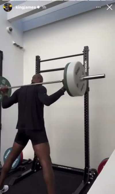 Lebron working out while jamming to 