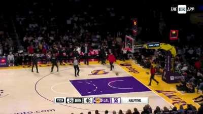 [Highlight] Kevin Durant passes up the full court heave to Markieff Morris who hits it after the buzzer