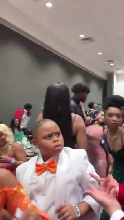 Son caught his mom doing Twerk 🙁