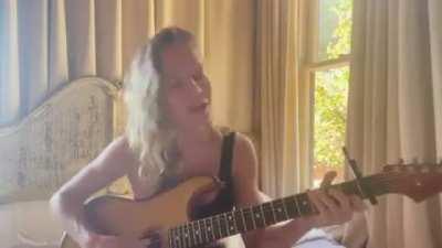 210510 Brie Larson twitter update w Rosé