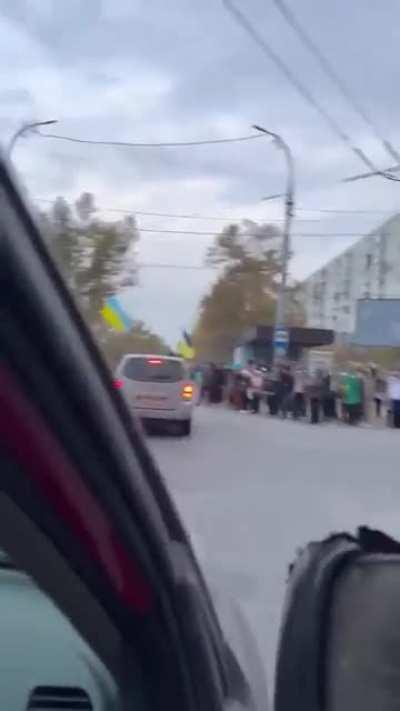 Ukrainian soldiers met in Kherson the way Putin excepted them to meet Russian forces