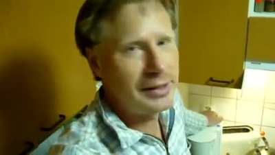 Πλάνα από μογγολικό άνδρα που πίνει καφέ