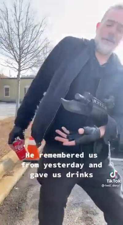 Jeffrey Dean Morgan buys soda for kids during TWD shoot.