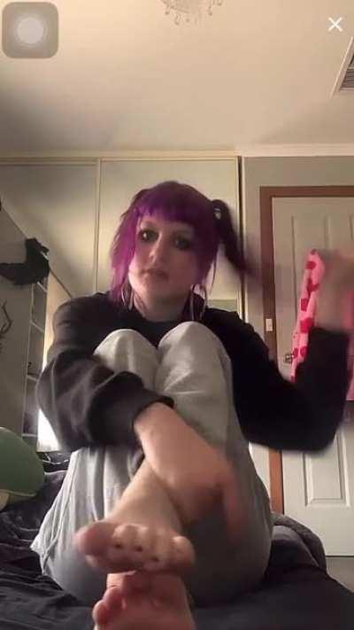 @blarbiethebetterbarbie was live showing off her beautiful hot sexy soles on a lovely wonderful Monday afternoon time!! Part 1