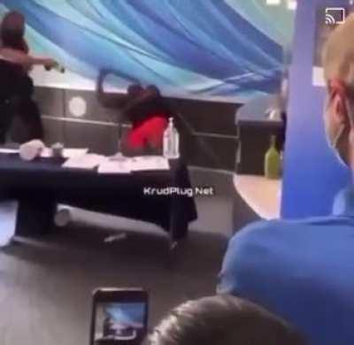 Man fakes out the police, counterattacks and escapes