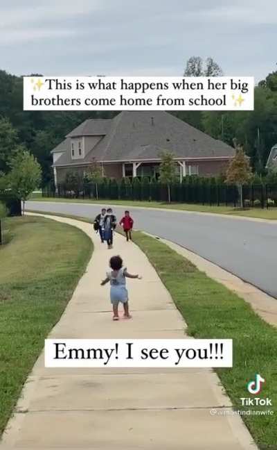 She stood outside waiting for her big bros to return so that she'll welcome them with a hug🫂🫂