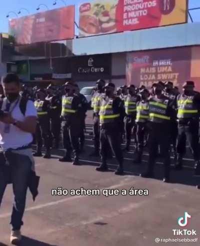 Pra quem serve a polícia?