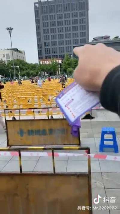 “为了居民朋友的健康，我们决定采取遛弯式管理”