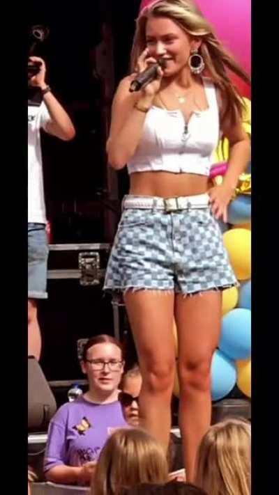 ze weet wel hoe ze de rest moet vermaken ;)