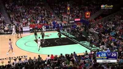 [Highlight] Maxey banks in the buzzer beater 3 from near half court!