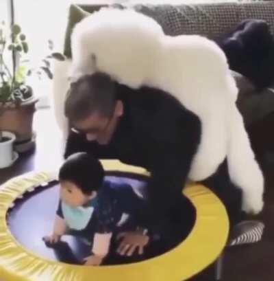 El admin cuidando a su hijo si es que tiene uno :)