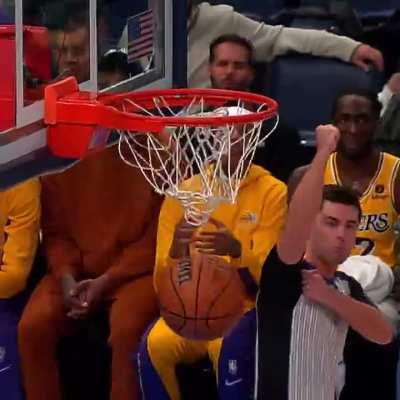 [Highlight] Chet Holmgren gets in his bag and hits the turnaround fadeaway over AD