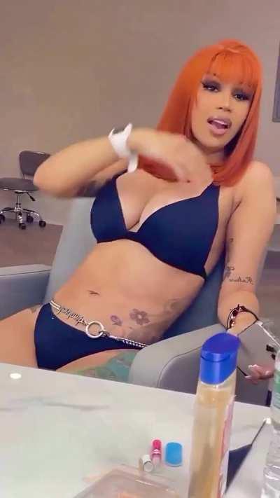 Cardi Showing Off Her Sexy Ahh Body 😮‍💨