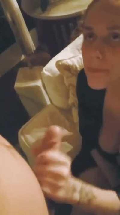 minha amiga (ja explanei ela antes...) linda e gostosa com os peitões pulando pra fora mamando o pau do MEU BOY! E ai, ela chupa direito?