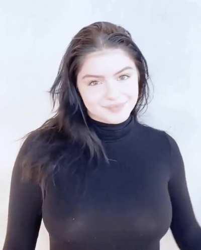 I love Ariel Winter's huge tits