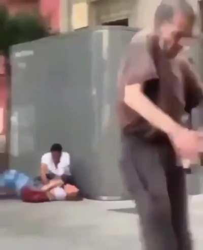 O pau comendo solto ali atrás e o exímio bêbado dançando como se não tivesse amanhã e fodasse.