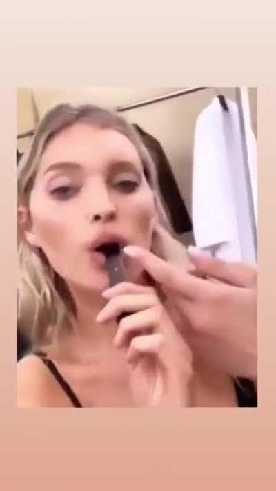 Elsa vaping and licking