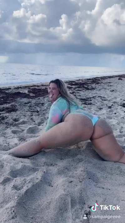 Pawg beach twerk