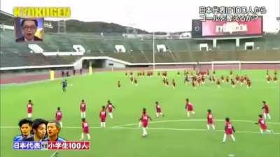 3 professional soccer player vs 100 kids