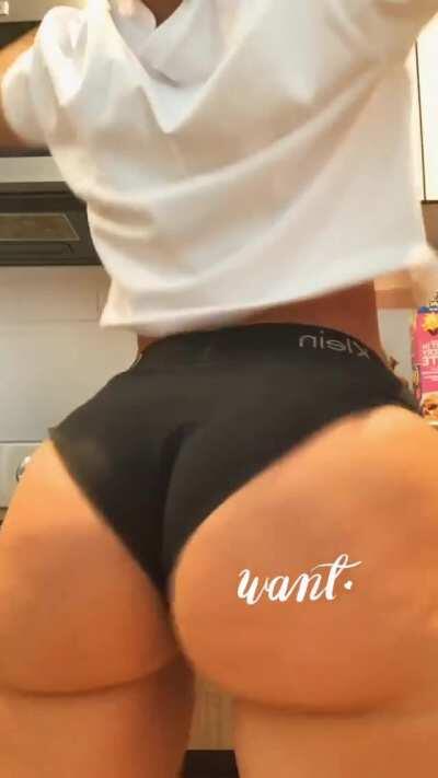 That Booty keeps growing!!! 🔥😱
