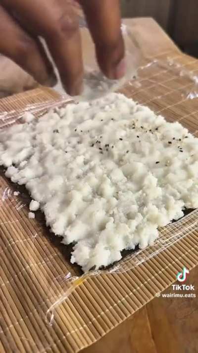 Ngl I would try this. Ugali (White Maize Flour) Sushi 🇰🇪🫱🏾‍🫲🏼🇯🇵