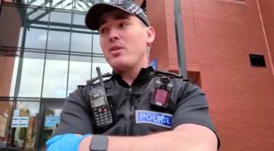 Police threaten supporters flying the Palestine flag outside two Palestine Actionists court hearing. We’ll always keep the flag flying high!🇵🇸 #ShutElbitDown